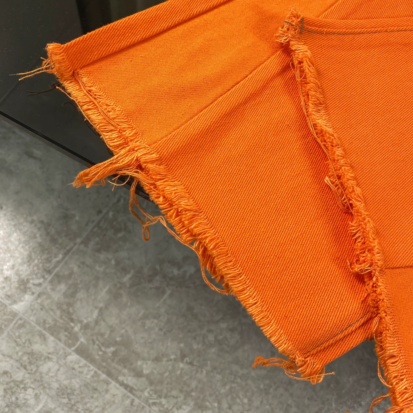 🅿️280 Chrome Hearts Orange Cow King Leather Flare Jeans 🌞It can be called the most summery style of Chrome Hearts. The vibrant orange is the unique and passionate color of summer. Wearing it, it seems to bring sunshine and dazzling.  These pants are modified based on Levi's genuine American-made 90 second-hand soleplates, and the quality is guaranteed. The sterling silver hardware accessories are full of texture and reflect fine light as the body moves, giving it a high-end feel. The lambskin leather craftsmanship is exquisite, the soft leather collides with the tough denim, and the design is full of sense.  The bell-bottom style is retro and fashionable. It not only modifies the shape of the legs, but also makes you walk with wind and full aura. Whether paired with a simple white T-shirt or a personalized short top, you can easily create an exclusive trendy look.  🔶The unique orange color stands out among the crowd of jeans and easily becomes the focus of your outfit.  Size covers M-XXL (corresponding to sizes 30-36),